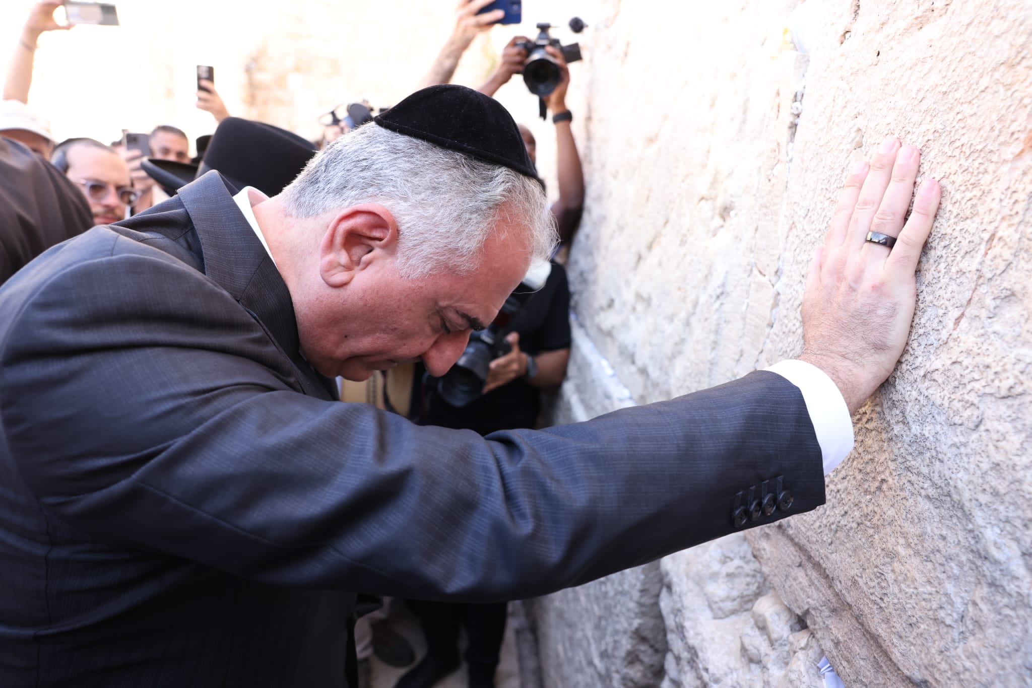 Exiled Prince Prays In Jerusalem For Resuming Iran-Israel Ties