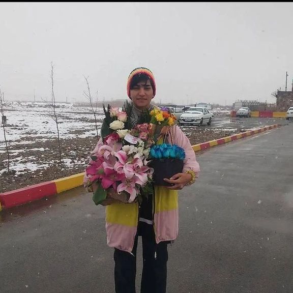 نیلوفر میرزایی، دانشجوی گرافیک دانشگاه الزهرا که از دهم آبان در بازداشت بود، آزاد شد