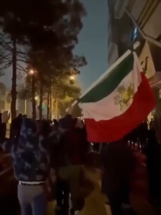 برافراشته شدن پرچم شیر و خورشید در مشهد