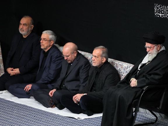 یک مراسم مذهبی در حسینیه مخصوص علی خامنهای که آذرماه ۱۴۰۳ برگزار شد. دو نفر از پنج نفر حاضر در این عکس، حسین سلامی و محمد باقری اکنون کشته شدند.