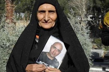 والدة ناشط تُوفيّ تحت التعذيب تعلن إضرابًا عن الطعام أمام مقر الأمم المتحدة في طهران