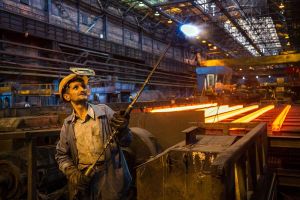 قطع برق صنایع، تولید فولاد را در سال جاری ۳۳ درصد کاهش میدهد