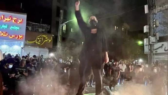 "لوموند": الجيل الحالي لشباب إيران لا يستسلم لظلم نظام طهران