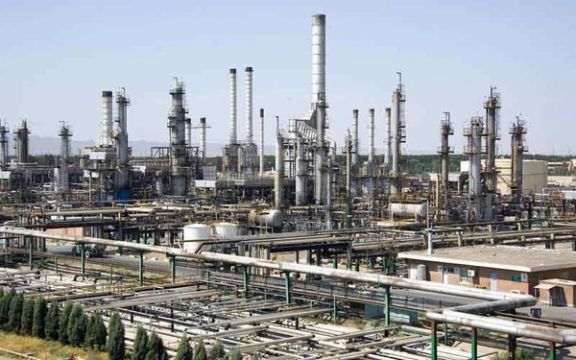 Blast Rocks Iran’s Oldest Oil Refinery Near Persian Gulf