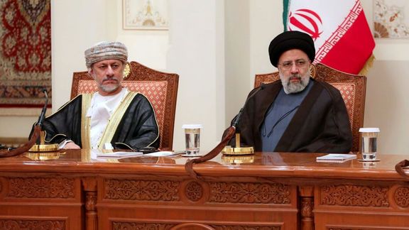 Iran's president (R) with the Sultan of Oman on May 23, 2022
