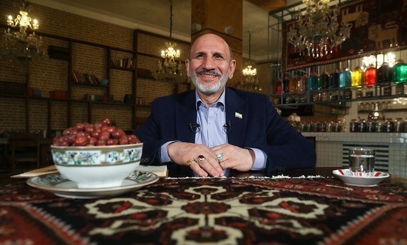 مدعی طب سنتی که گفت خامنه‌ای را حجامت کرده، کلاهبردار از آب درآمد و فراری شد