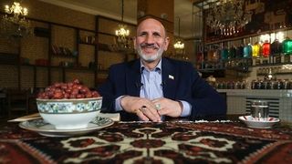 مدعی طب سنتی که گفت خامنهای را حجامت کرده، کلاهبردار از آب درآمد و فراری شد