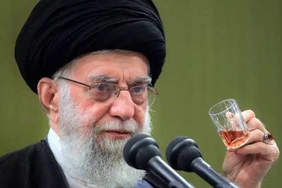 حوزه علمیه: انتقاد از خامنهای باید مودبانه باشد و مثل هدیهای به او تقدیم شود