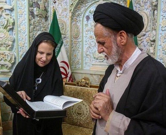 انتقادهای گسترده از چادر سر کردن سفیر سوئیس در قم؛ دولت سوئیس از سفیر خود دفاع کرد