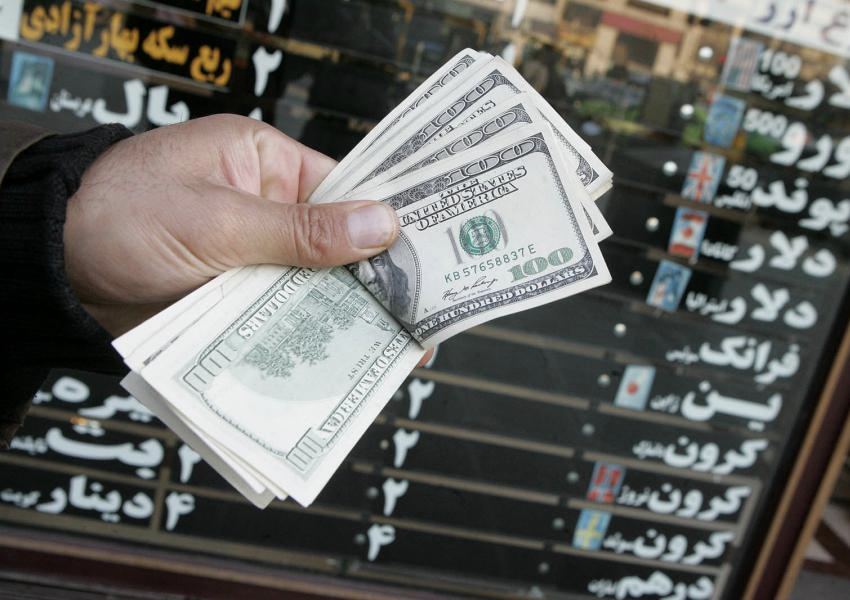 الدولار يصل إلى أعلى سعر في تاريخه أمام العملة الإيرانية.. متجاوزا 32800 تومان