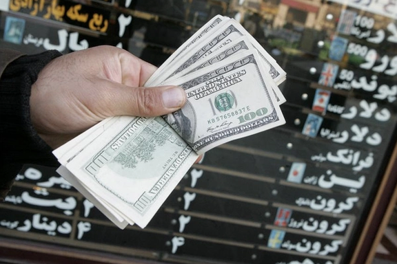 الدولار يصل إلى أعلى سعر في تاريخه أمام العملة الإيرانية.. متجاوزا 32800 تومان