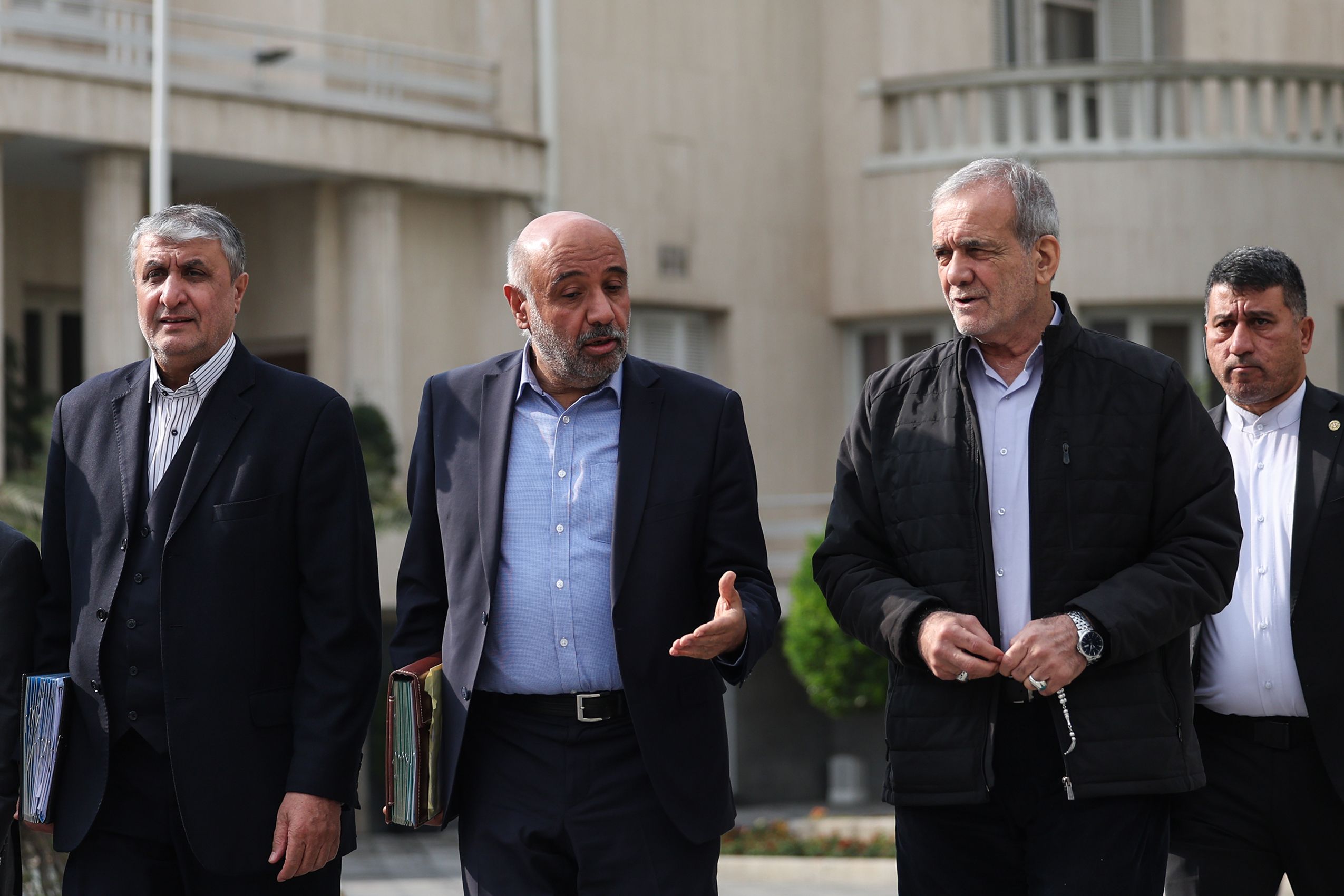 المتشددون في إيران يهاجمون بزشكيان بسبب "ظريف".. والحكومة: شكل من أشكال "الاغتيال السياسي"