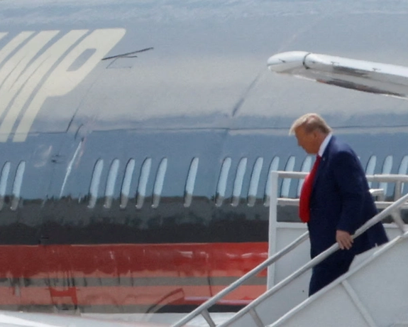 هواپیمای ترامپ به دلیل مساله فنی ناچار به تغییر مسیر و فرود در شهر بیلینگز مونتانا شد