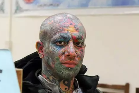 بعد تأييد إعدامه.. نقل مغني إيراني معارض إلى المستشفى بعد محاولته الانتحار في السجن