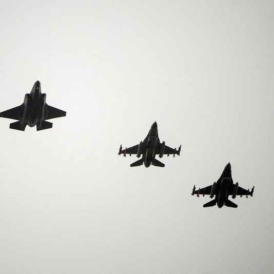 بریتانیا با اعزام جنگندههای اف۳۵ به قبرس، برای سناریوهای پرتنش احتمالی آماده میشود