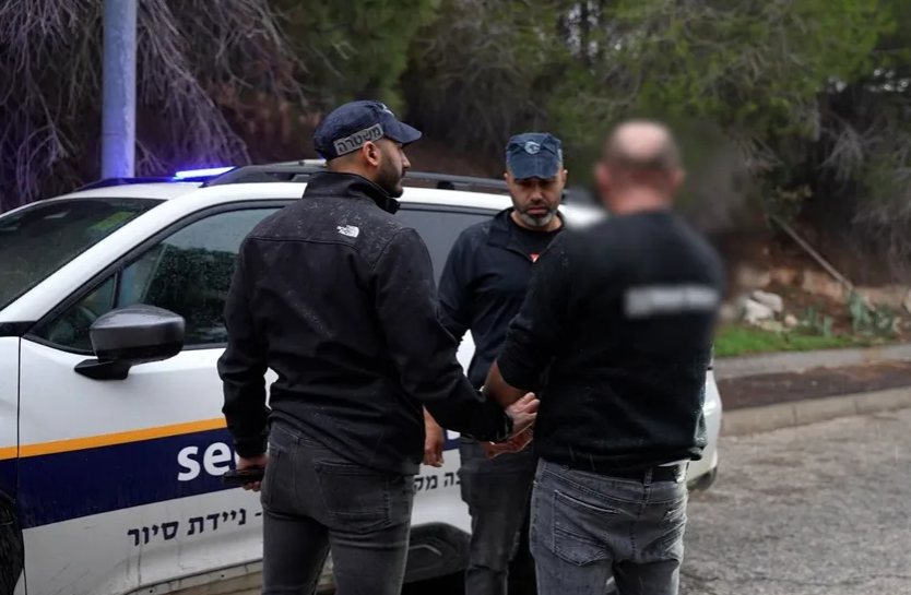 إسرائيل تعلن اعتقال أحد مواطنيها بتهمة التجسس على رئيس وزرائها السابق لصالح إيران 