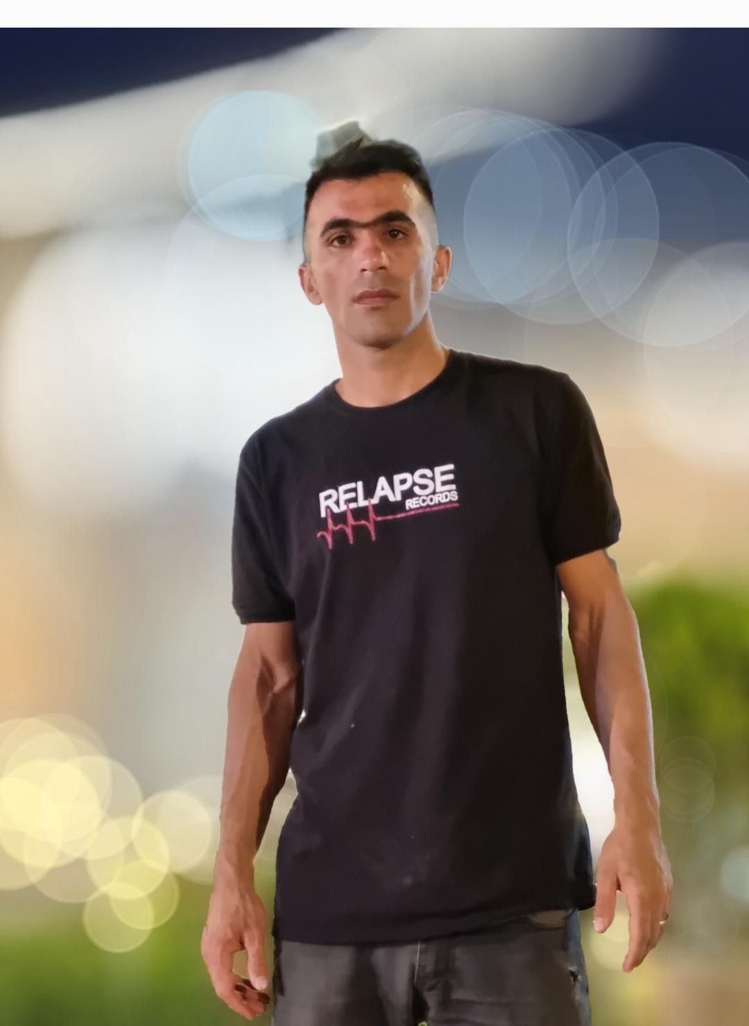 وحید عباسی، معترض ایذه‌ای با وجود گلوله ساچمه‌ای داخل چشمش در زندان است